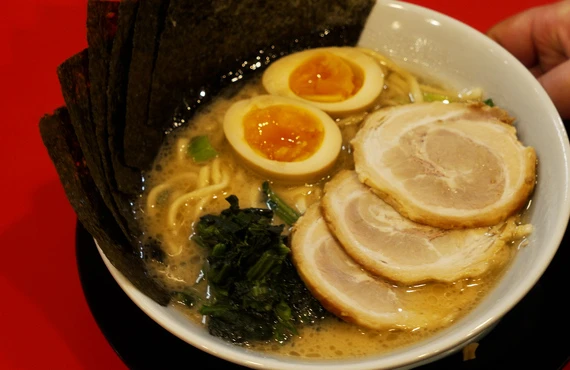 特徴のある麺でご賞味ください！| 大阪府野田駅の家系ラーメンなら麺家 アカボシ